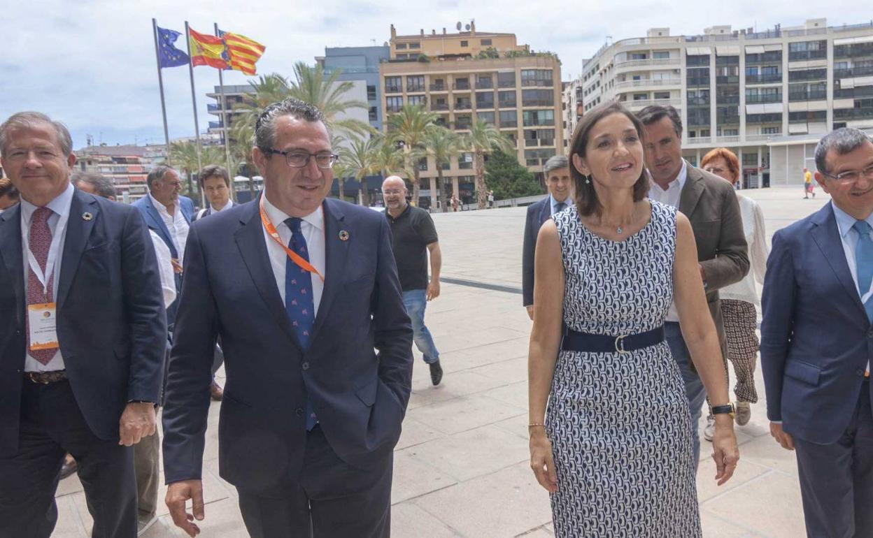 Reyes Maroto, junto al alcalde de Benidorm, Toni Pérez, a su llegada a la ciudad