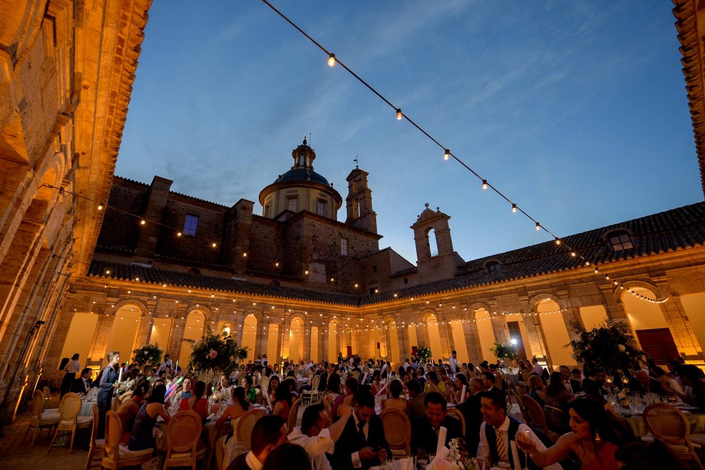 Aspecto que ofrecía el patio de la Cartuja de Ara Christi de El Puig durante la celebración.