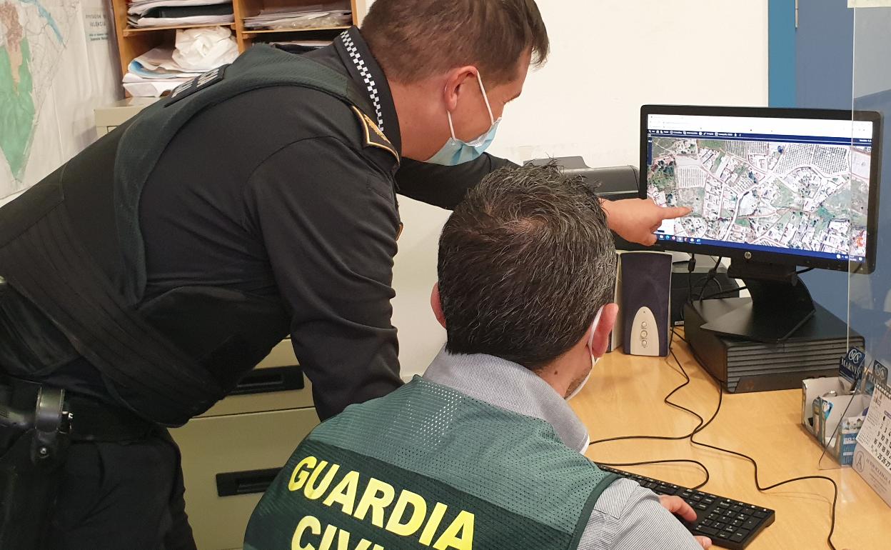 Agentes de la Guardia Civil, durante la investigación. 