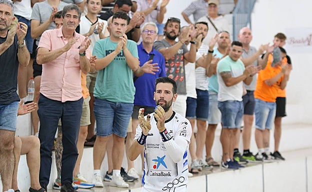 Pere Roc II ovaciona junto al público a Genovés II.