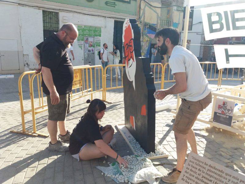 Lo de quemar el Año Berlanga lo dijo la propia comisionada de los actos por el homenaje por el centenario, Teresa Cebrián. Prenderle fuego será algo casi literal, porque la falla promovida por el Gremio de Artistas Falleros y firmada por el artista Jordi Palanca, no es más que eso, una recopilación de toda la cartelería y decoración realizada durante el año del centenario del ilustre cineasta, plantada en la plaza de Patraix. La celebración por Berlanga se acaba este fin de semana en Valencia, los actos por el centenario han llegado a su fin. Este viernes se plantó en Patraix el monumento dedicado al realizador valenciano para conmemorar el Año Berlanga. La comisionada de los actos dijo que como buenos valenicanos, es el mejor final de fiesta, quemar y prender fuego a todo el año. En la noche de sábado, con bandas de música interpretando pasodobles, se quemará el Año Berlanga.