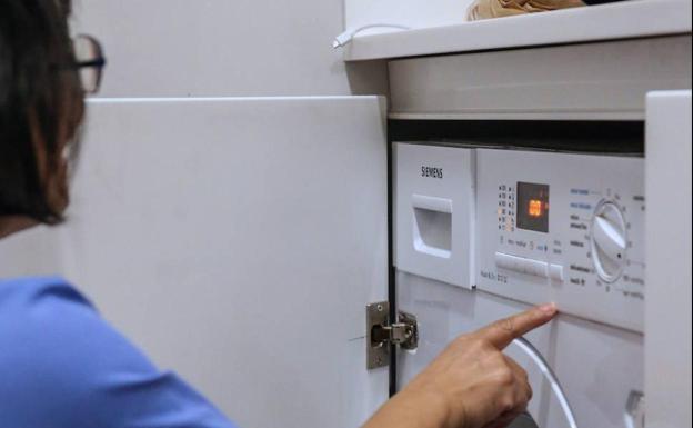 El precio de la luz cambia constantemente y obligan a los consumidores a adaptar su rutina