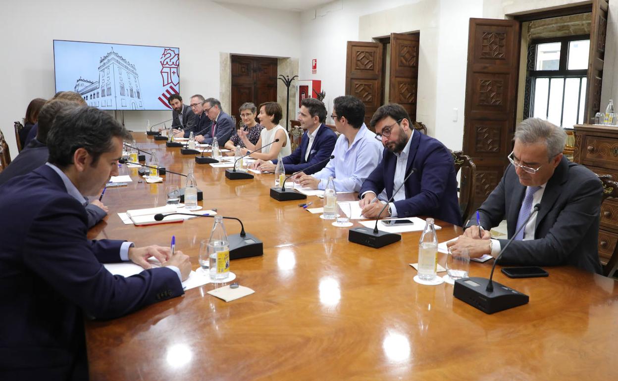 Reunión entre el clúster y el presidente de la Generalitat, Ximo Puig. 