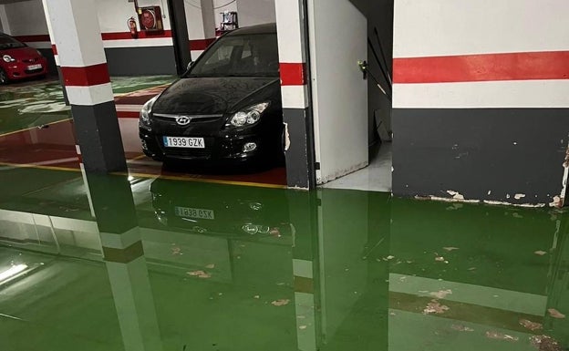 Imagen principal - La situación edel garaje, con tres dedos de agua y el hueco del ascensor lleno. 