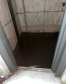 Imagen secundaria 2 - La situación edel garaje, con tres dedos de agua y el hueco del ascensor lleno. 