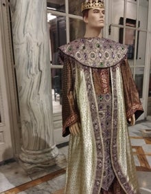 Imagen secundaria 2 - Trajes listos para el transporte, un romano y el traje del rey de Saba. 