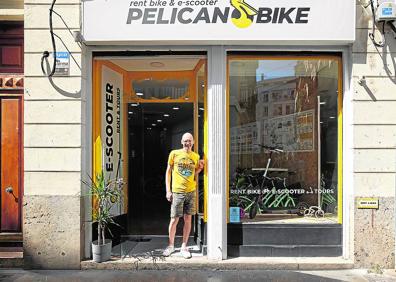 Imagen secundaria 1 - 1.- HOY, ABIERTO; 'PELICAN BIKE'. Eugeni Haletsky se ha mantenido en el sector del alquiler de bicis y patinetes eléctricos y también souvenirs. | 2.- 2020, CERRADO; 'TOURS EN BICI'. En la calle Correjería 9 cerró una empresa de alquiler de bicis para turistas.