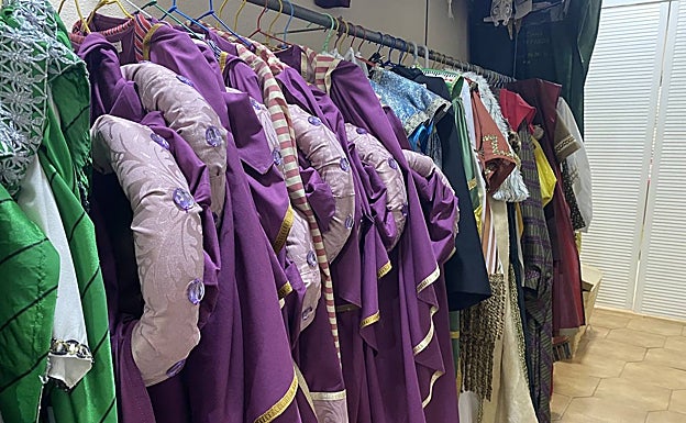 Imagen principal - Trajes listos para el transporte, un romano y el traje del rey de Saba. 