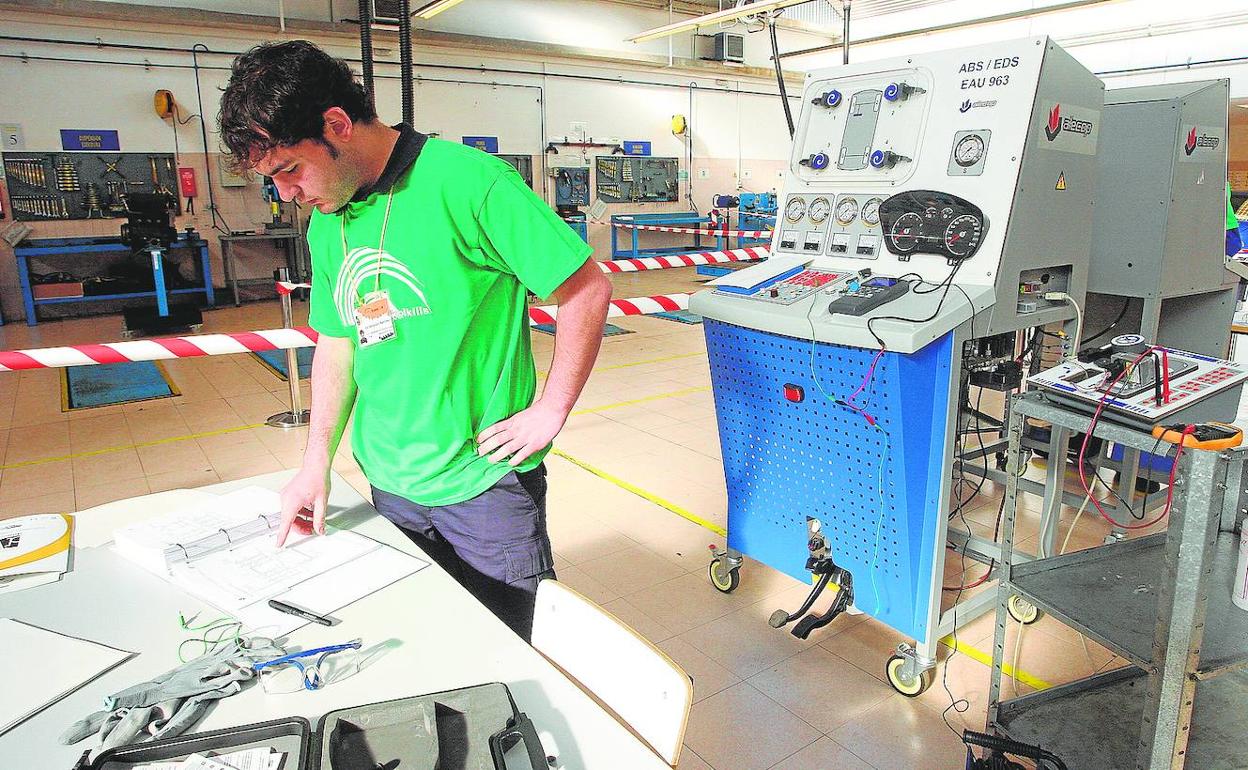 Un alumno en un taller de Formación Profesional. 