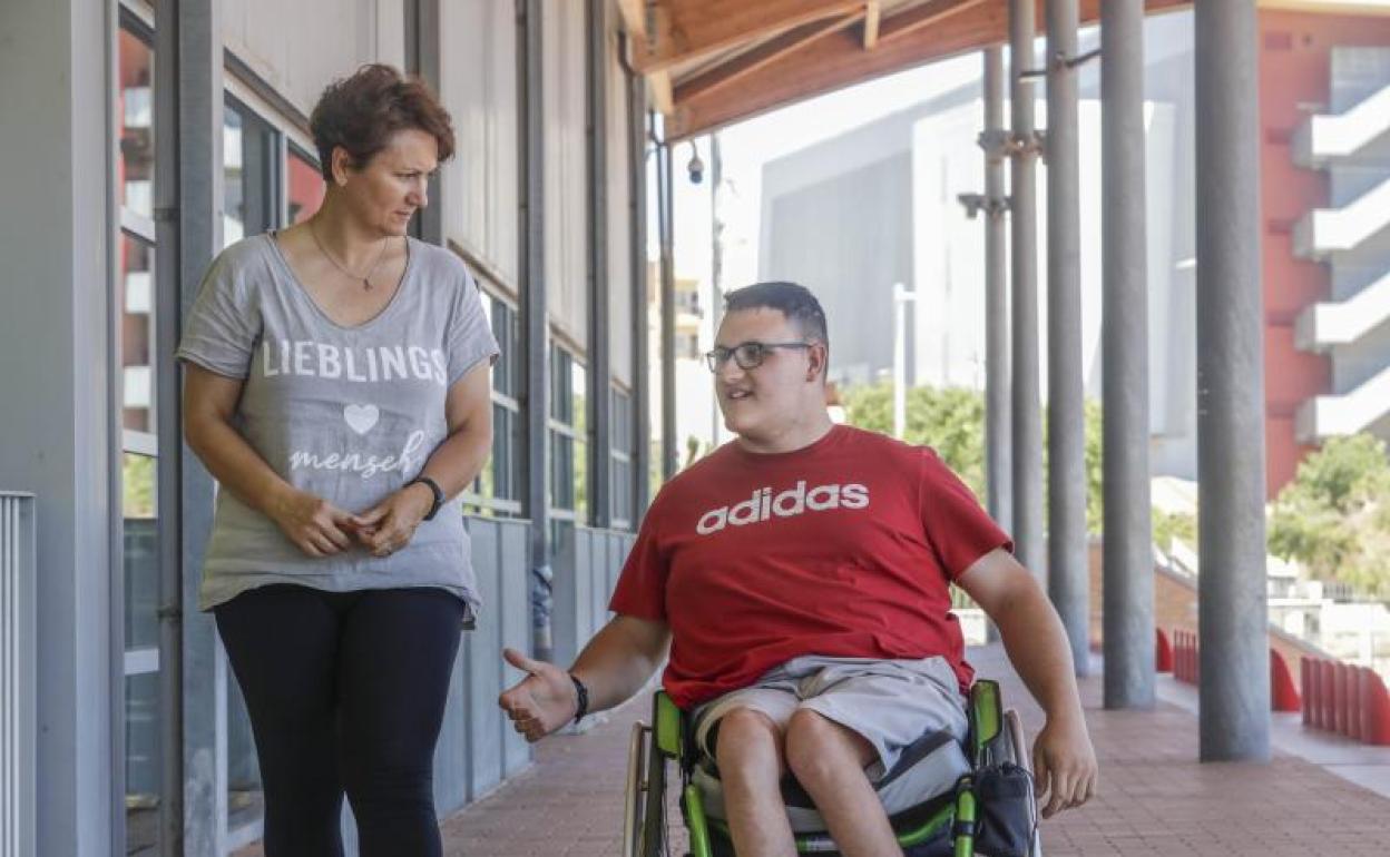 Carlos López charla con Eva Llorca, su madre, que es uno de sus grandes apoyos. 