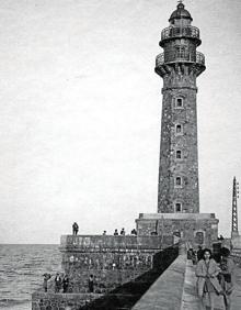 Imagen secundaria 2 - 1.- Paisaje. La infraestructura, en 2019 con el Marítimo al fondo. | 2.- Descanso. La escollera y, al fondo, el faro provisional móvil y la grúa del dique Norte. | 3.- Imagen final. El faro, asentado ya sobre su torre de mampostería, en 1930.