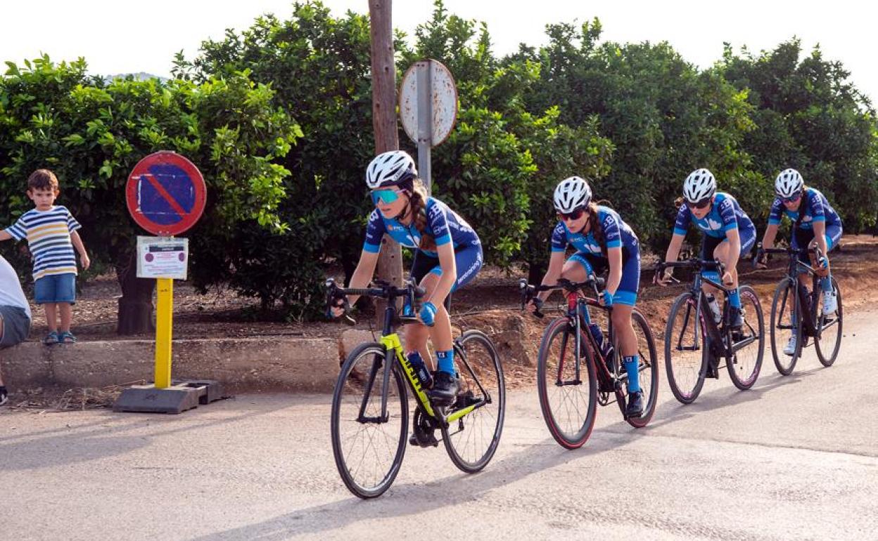 Ciclistas femeninas en otra prueba disputada esta temporada. 