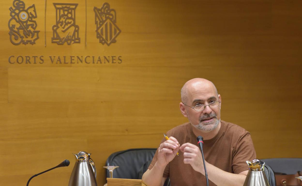 Rubén Pacheco, durante su intervención ante la comisión especial de Les Corts. 