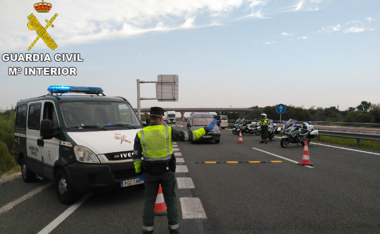 La Guardia Civil, en un control de tráfico en una imagen de archivo. 