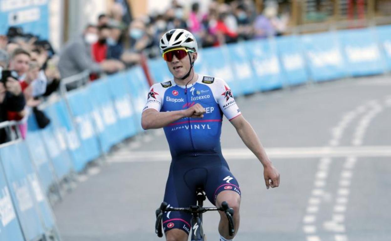 Evenepoel celebra su victoria en la primera etapa de la pasada edición de la Volta. 