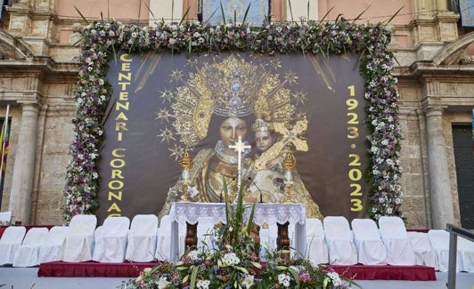 Lona de la fiesta de la Virgen que sustituyó al tradicional tapiz flora. 