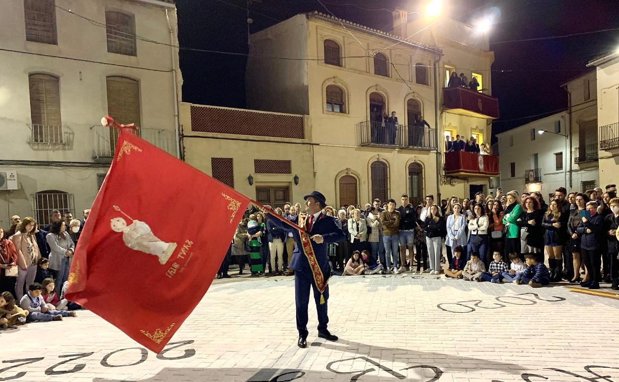El tradicional baile de la bandera en la Plaza Mayor de Montaverner en las fiesas de Sant Blai. 