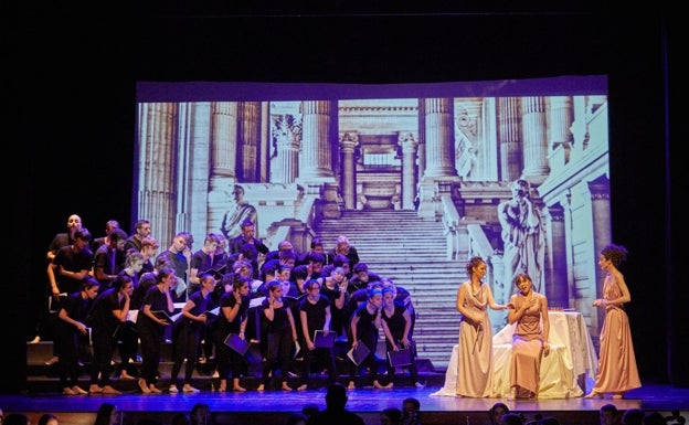 Un momento de la representación de la ópera en el Teatro Echegaray de Ontinyent. 