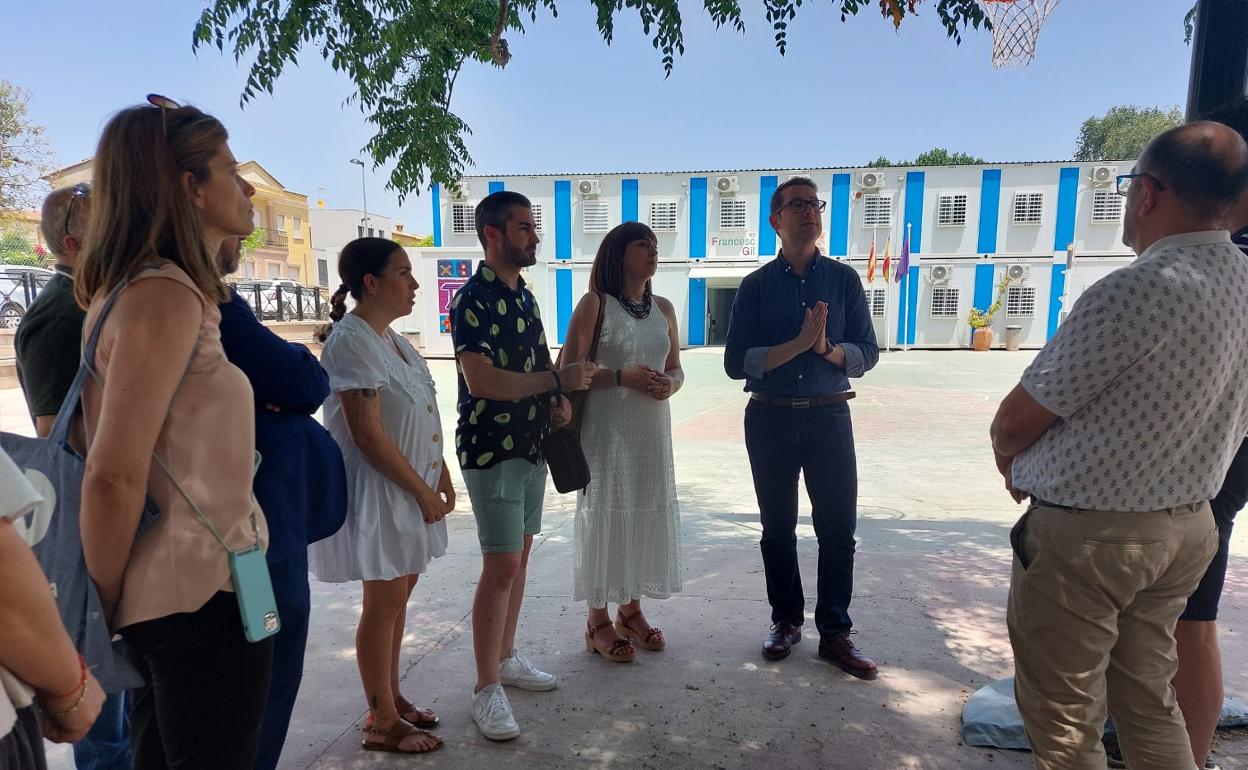 El director de Infraestucturas Educativas explica a la comunidad educativa los plazos de las obras del centro. 