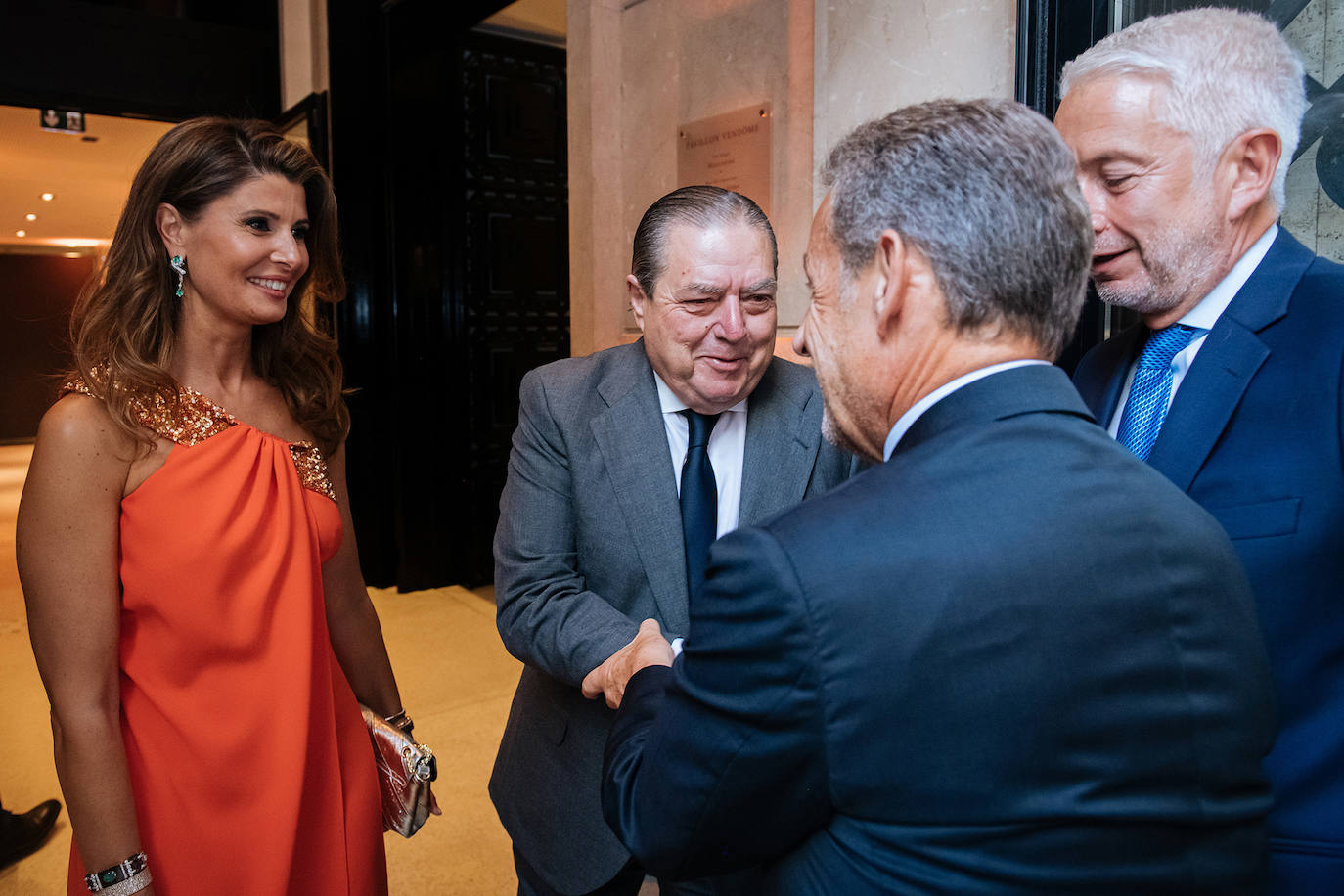 Vicente Boluda saluda a Nicolas Sarkozy ante la mirada de Esther Pastor.