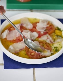 Imagen secundaria 2 - Arriba, Luis Lázaro, tras filetear la corvina. Abajo, María Llamas, que preparó el plato, que se puede ver a la derecha. 