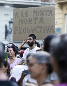 Imagen secundaria 2 - Los vecinos afectados por la ZAL protestan este jueves frente al Palau de la Generalitar.