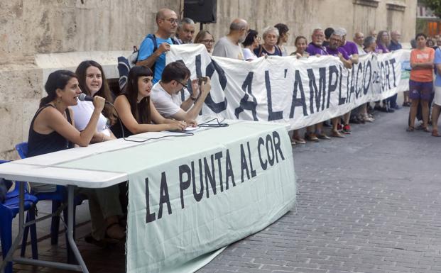 Imagen principal - Los vecinos afectados por la ZAL protestan este jueves frente al Palau de la Generalitar.