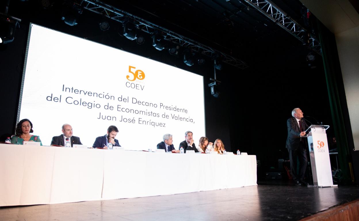 El Decano del COEV en mitad de su discurso durante la gala del 50 aniversario. 