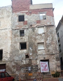 Imagen secundaria 2 - Desperfectos y pancartas son parte del paisaje urbano del casco antiguo de Cocentaina.