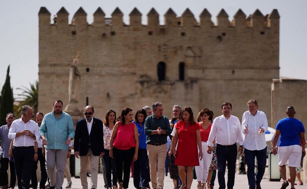 El candidato por el PSOE a las elecciones en Andalucía, Juan Espadas, arropado este domingo por los presidentes de las comunidades autómomas de Canarias , Ángel Víctor Torres Pérez; de Asturias , Adrián Barbón Rodríguez; Aragón , Francisco Javier Lambán; La Rioja, Concha Andreu; Baleares, Francina Armengol; Extremadura , Guillermo Fernández Vara y de Valencia, Ximo Puig. 