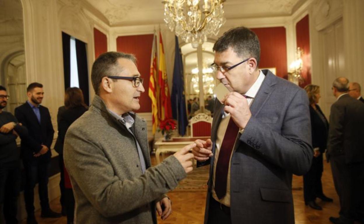 El Sindic Major de Comptes, Vicent Cucarella, conversa con el president de Les Corts, Enric Morera. 