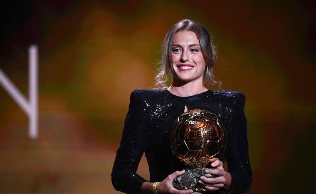 Alexia Putellas, con el Balón de Oro 2021.