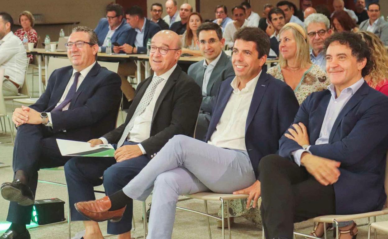 Toni Mayor, junto a Toni Pérez, Carlos Mazón y Francesc Colomer en la asamblea anual de Hosbec