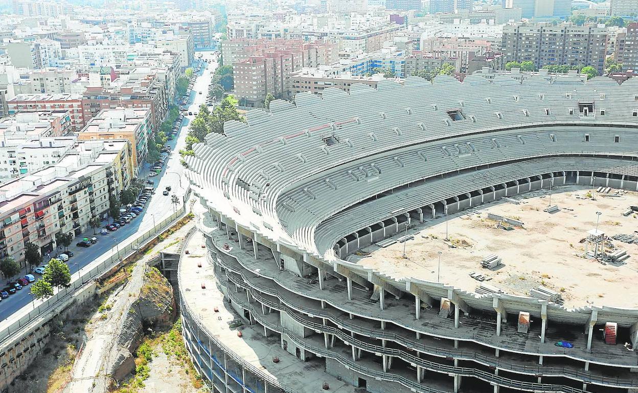 Aspecto de las obras del nuevo estadio del Valencia, paradas desde 2009. 