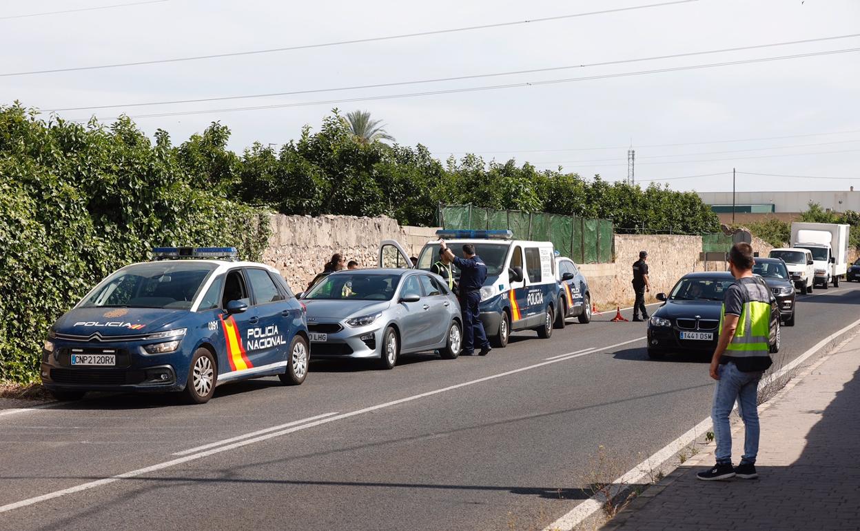 Agentes en el lugar del crimen. 