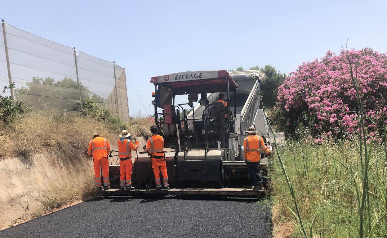 Los trabajos de asfaltado de uno de los caminos rurales. 