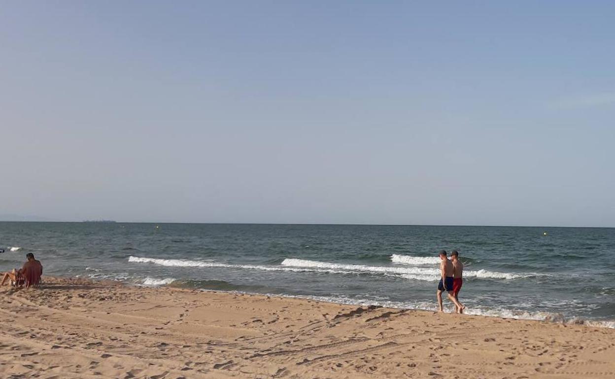 Playa El Perellonet | Una mancha de vertido de la gola de Pujol llega a la playa de El Perellonet