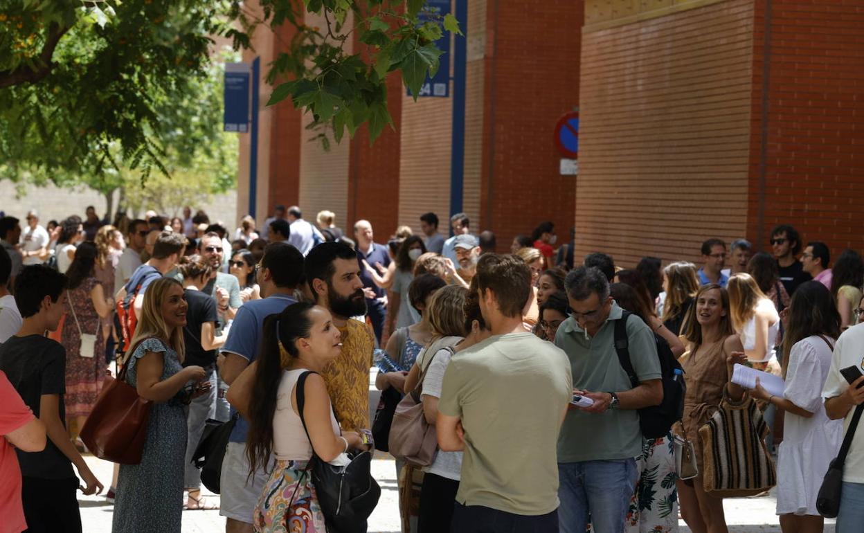 Opositores y acompañantes, junto al aulario sur de la Universitat, tras salir del examen. 