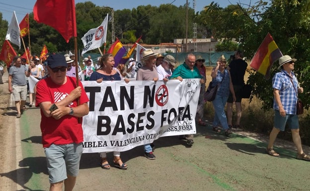 La cabeza de la manifestación anti-OTAN. 