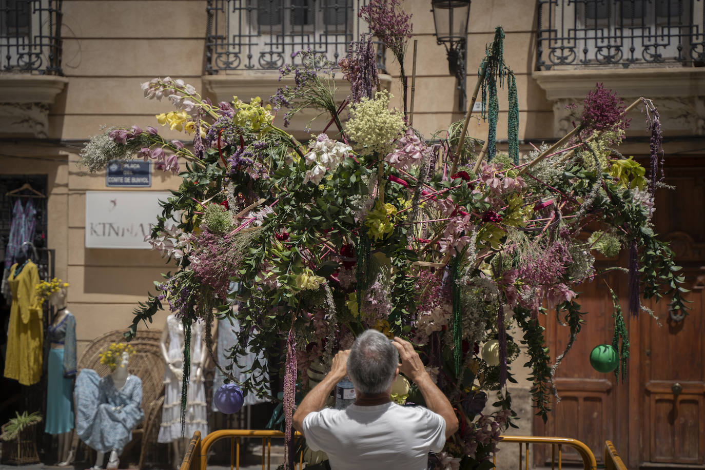 Fotos: El casco antiguo de Valencia se cubre de flores