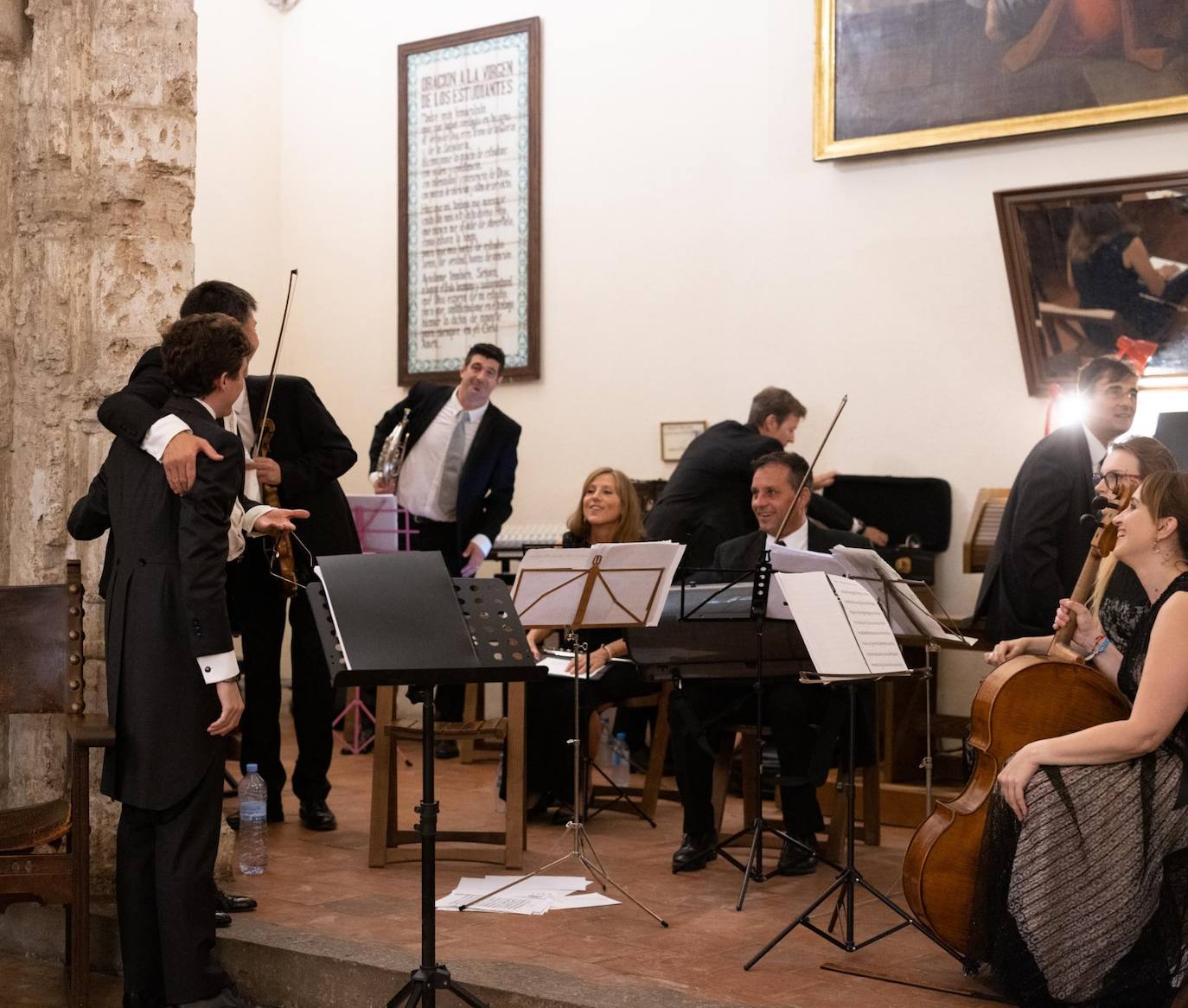 Fran Camps saluda al director de la Orquesta Sinfónica del Mediterráneo tras la ceremonia.