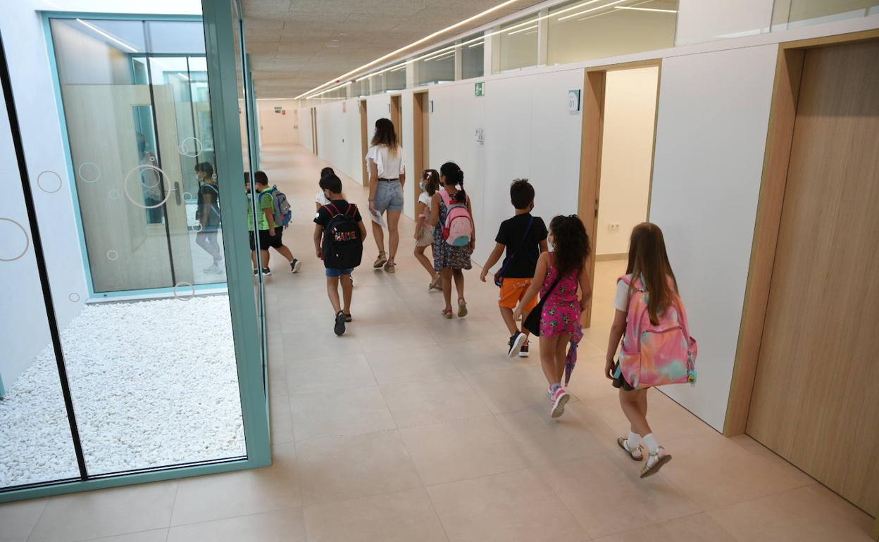 Alumnos camino de su clase en un colegio de Valencia capital. 