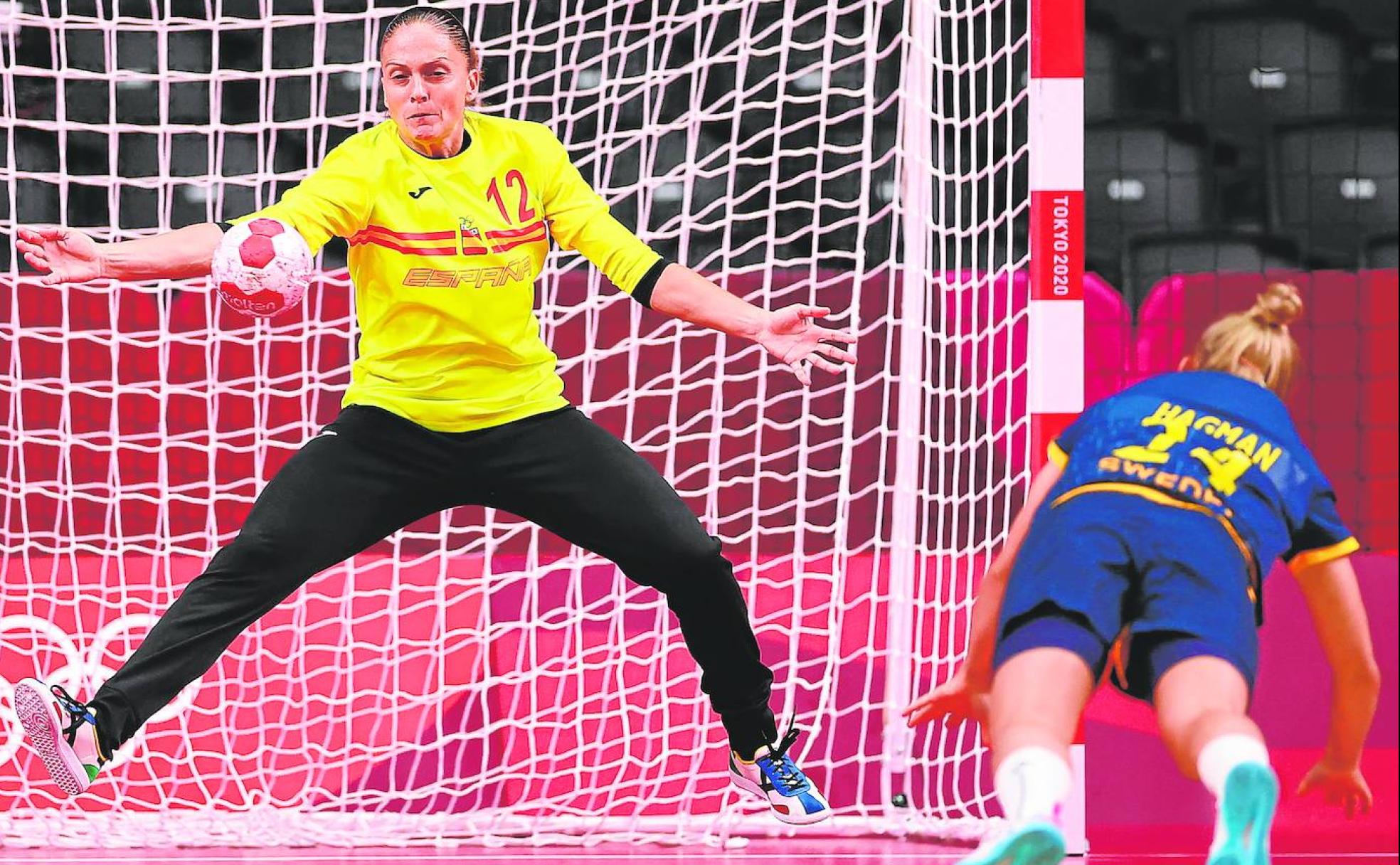 Silvia Navarro realiza una parada durante un partido con la selección española