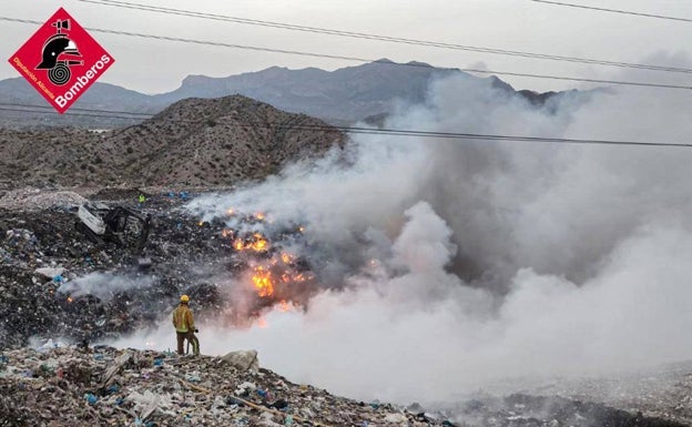 El fuego ha quedado controlado antes del amanecer de este domingo. 