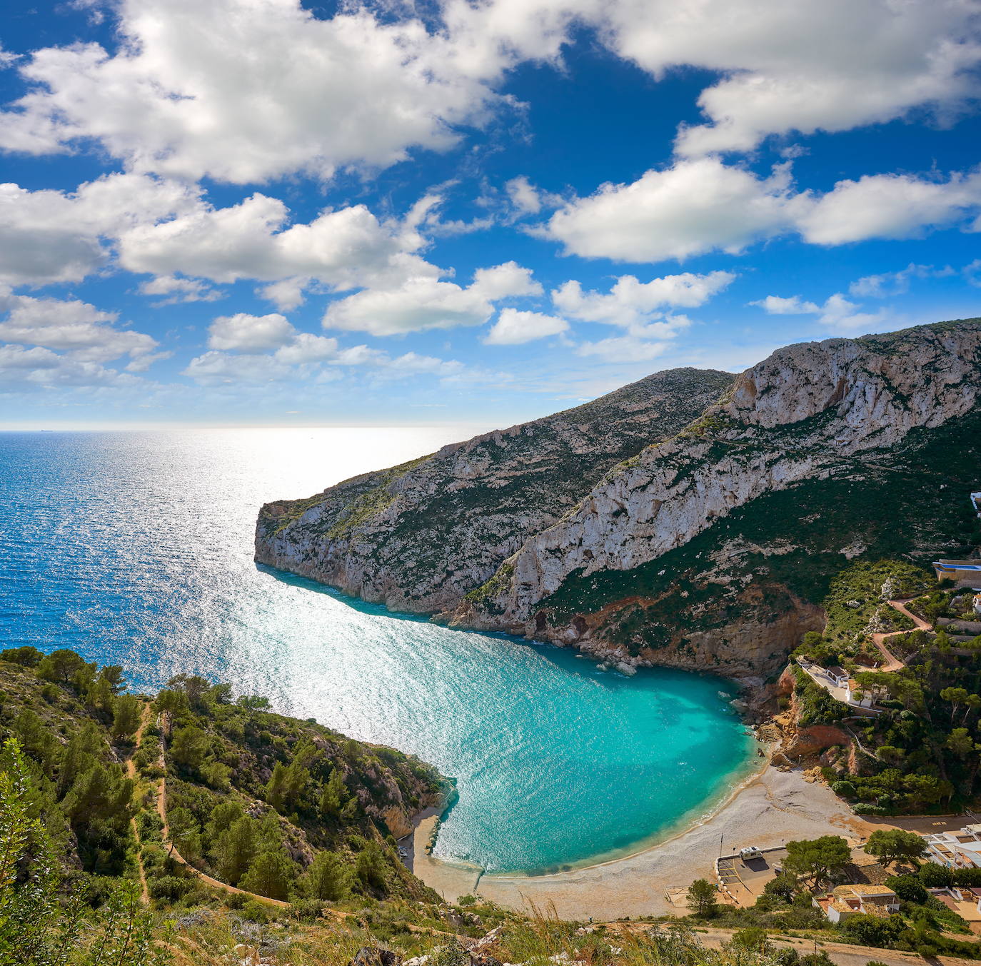 6.- La Granadella (Xàbia, Alicante) | Es una preciosa cala de arena, bolos y rocas y de una exhuberancia casi salvaje a la que se accede a través de una carretera que transcurre junto a un espeso bosque de pino mediterráneo. Sus limpias aguas, de un color verde turquesa, la convierten en una de las más atractivas de la zona. 