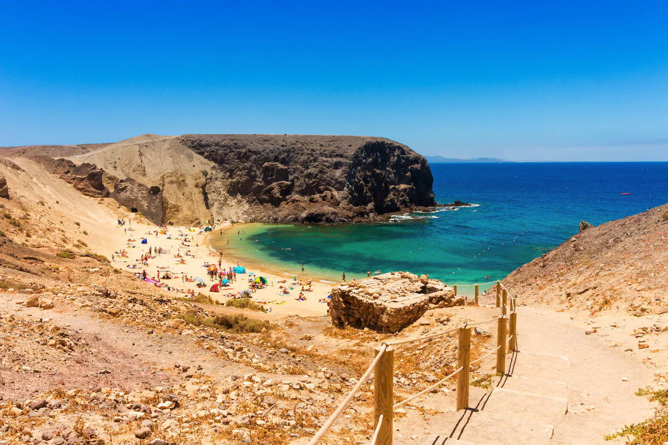 9.- Playas de Papagayo (Lanzarote) | Las Playas de Papagayo son la joya de la corona de las playas de Lanzarote. Dos kilómetros de playa, de arenas doradas y aguas casi cristalinas, repartidos en pequeñas calitas: Mujeres, El Pozo, Caleta del Congrio, Puerto Muelas y Papagayo -en la imagen-.