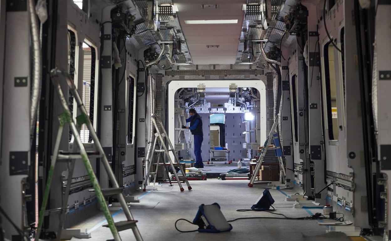 Un operario trabaja en el interior de una locomotora nueva. 