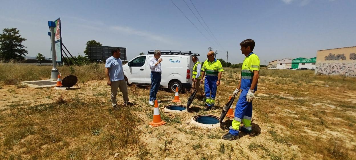 Las autoridades locales visitan las obras realizadas. LP