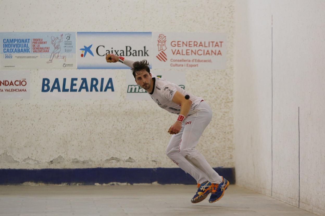 Puchol II resta por delante en un momento de la semifinal disputada ayer en Guadassuar. Funpival
