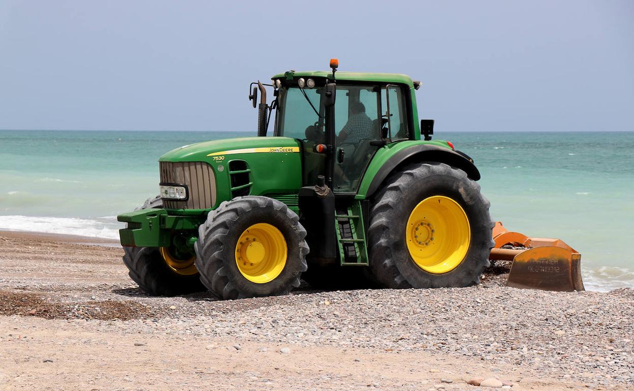 Trabajos en la playa de l'Almardà. 